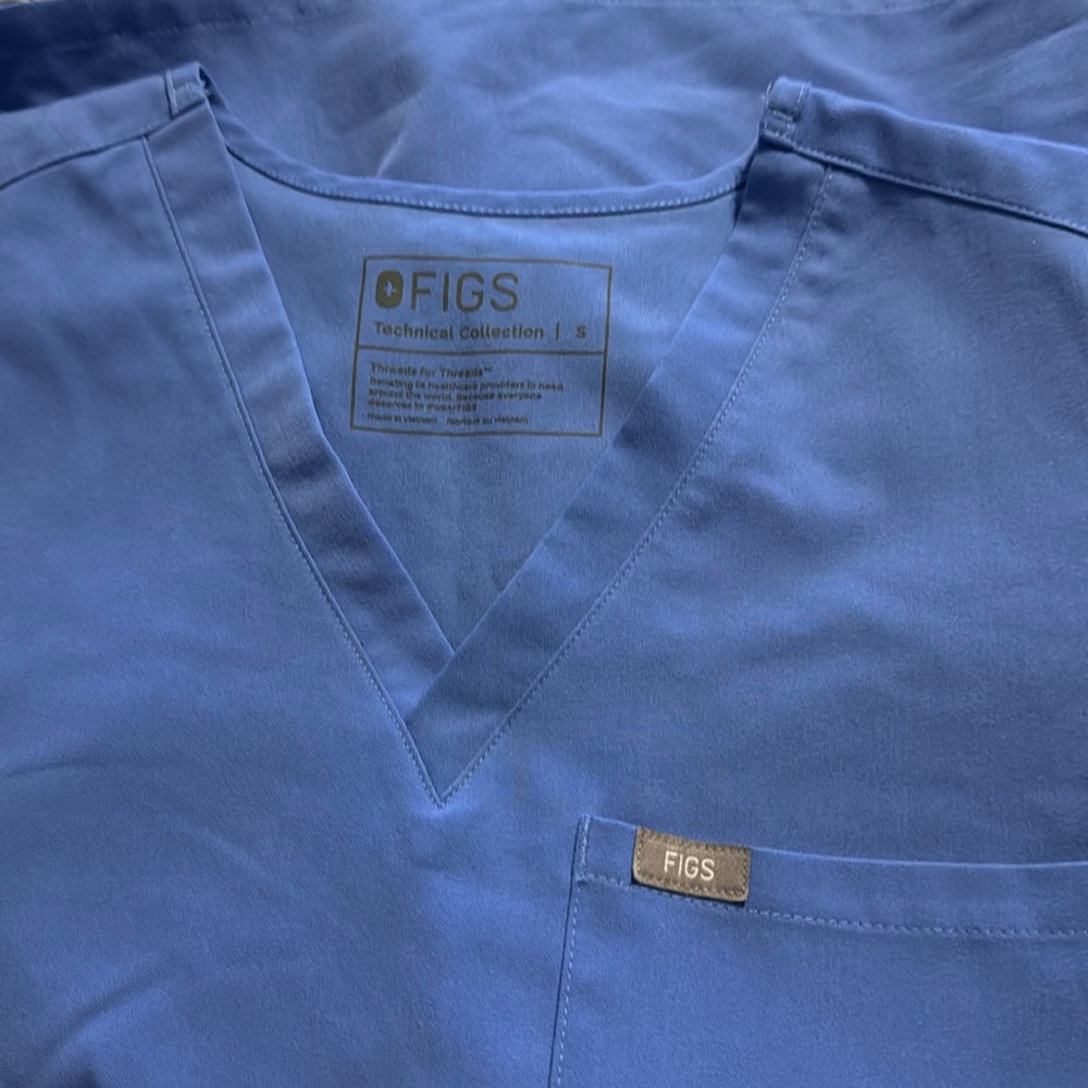 Figs nursing top size small in blue.